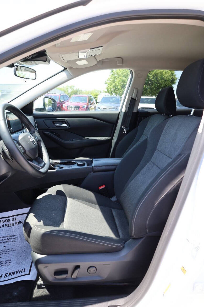 Used 2025 Nissan Rogue SV AWD/4WD image 13