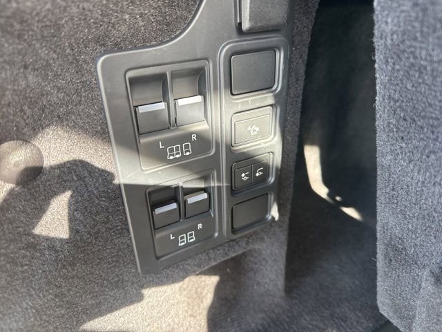 Used 2023 Land Rover Discovery S image 36