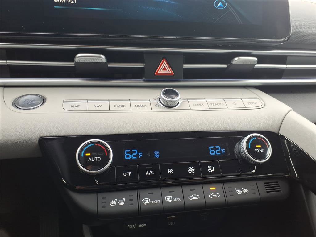 Certified 2025 Hyundai Elantra Limited FWD image 24