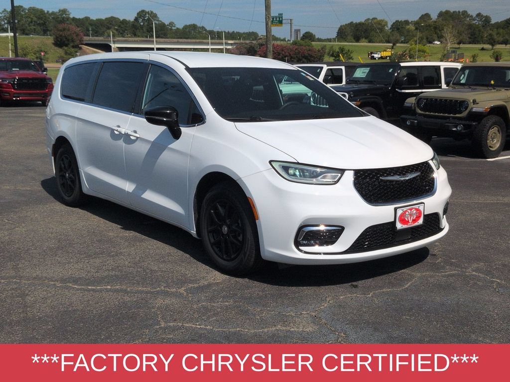 Used 2025 Chrysler Pacifica Select FWD image 2