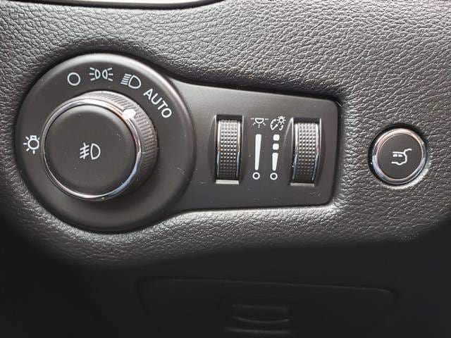 Used 2021 Jeep Cherokee Limited w/ Trailer Tow Group AWD/4WD image 26