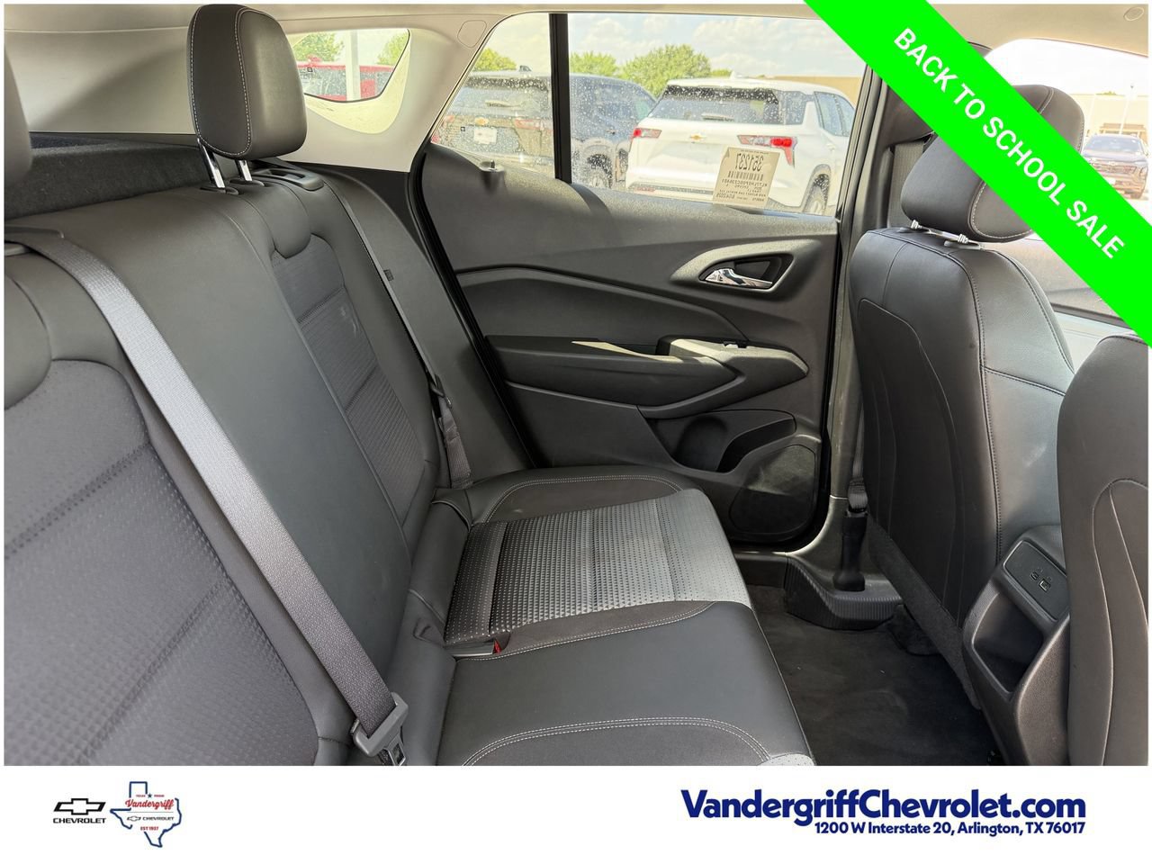 Used 2025 Chevrolet Trax LT w/ LT Convenience Package FWD image 25