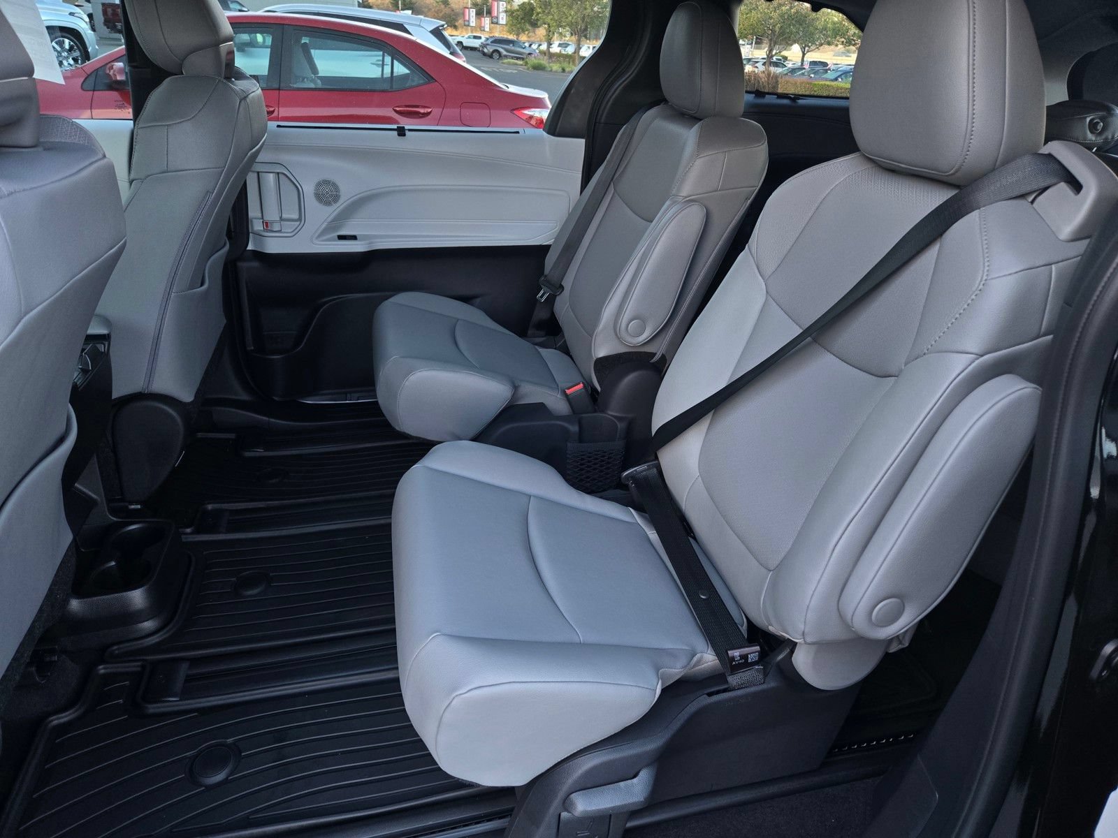 Certified 2026 Toyota Sienna XLE FWD image 11