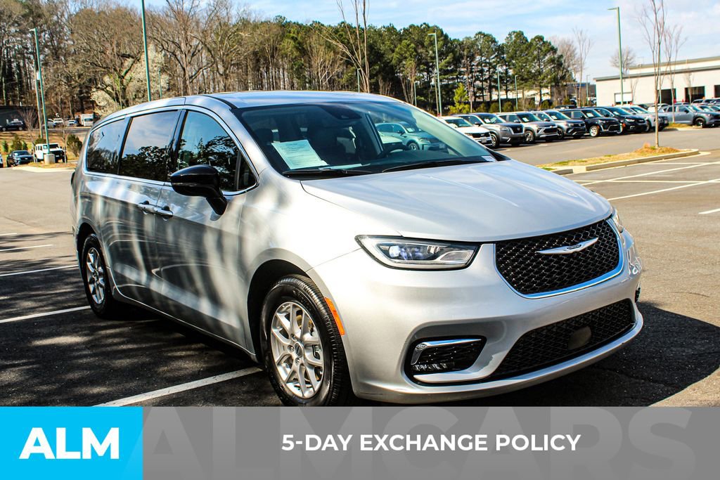 Used 2024 Chrysler Pacifica Touring-L image 4