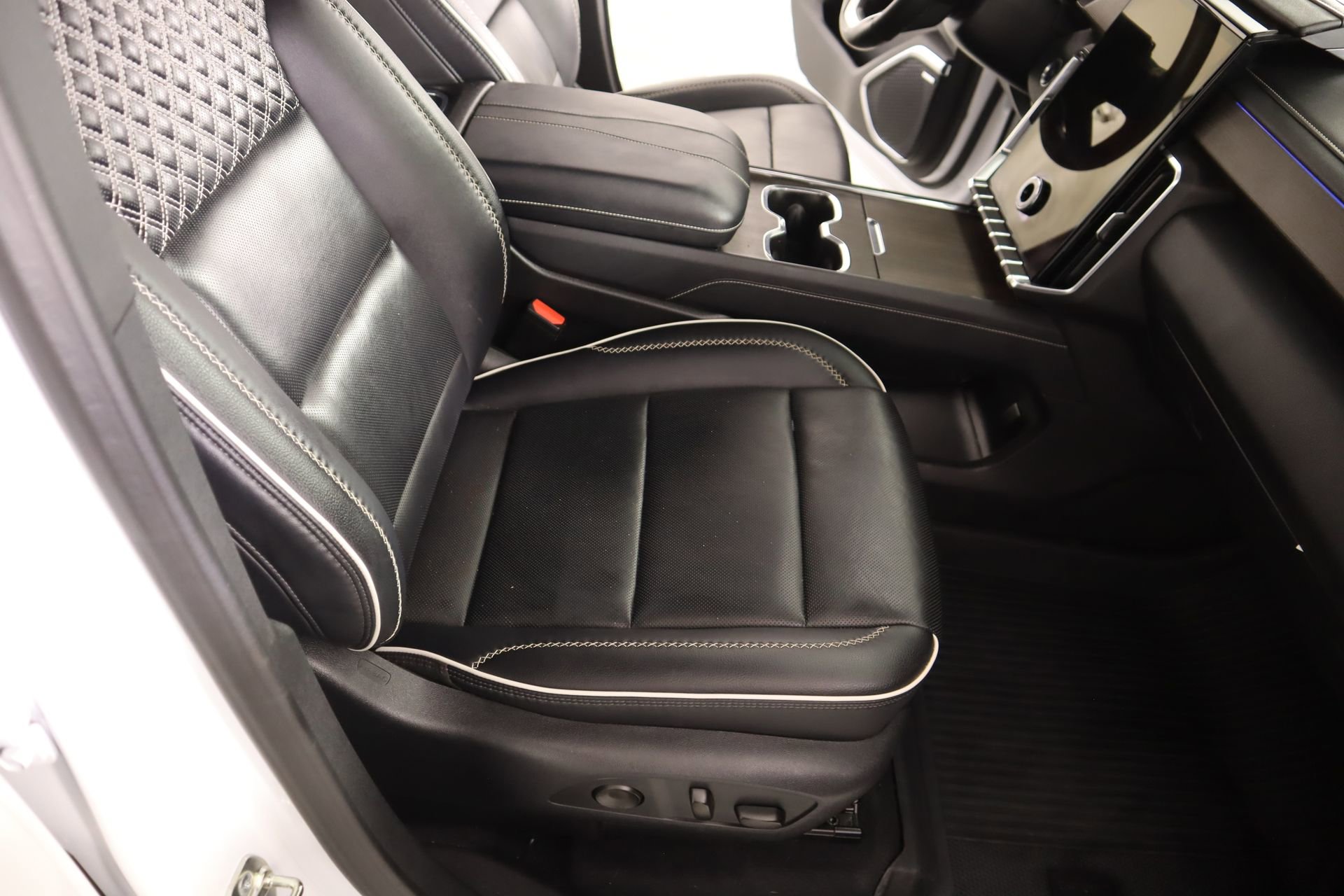 Used 2025 GMC Acadia Denali w/ LPO, Floor Liner Package image 13