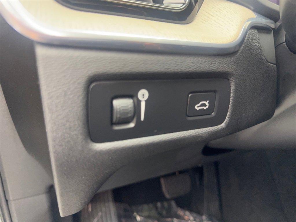 Used 2022 Volvo XC60 B5 Inscription w/ Protection Package Premier image 55