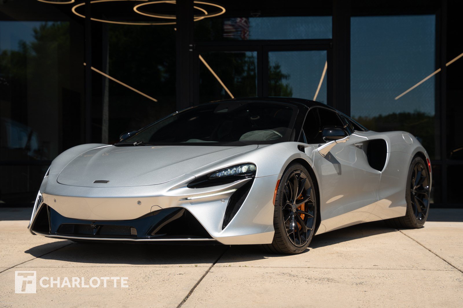 Used 2025 McLaren Artura Spider RWD image 6