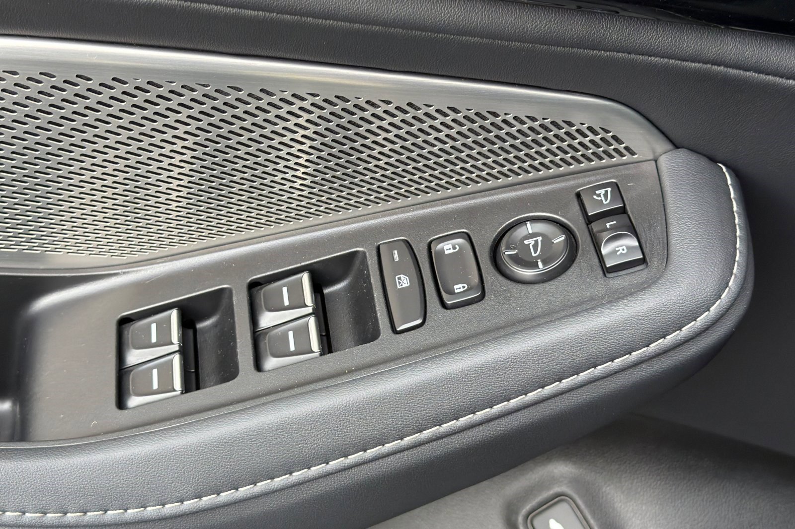 Used 2022 Acura MDX SH-AWD w/ Technology Package image 13