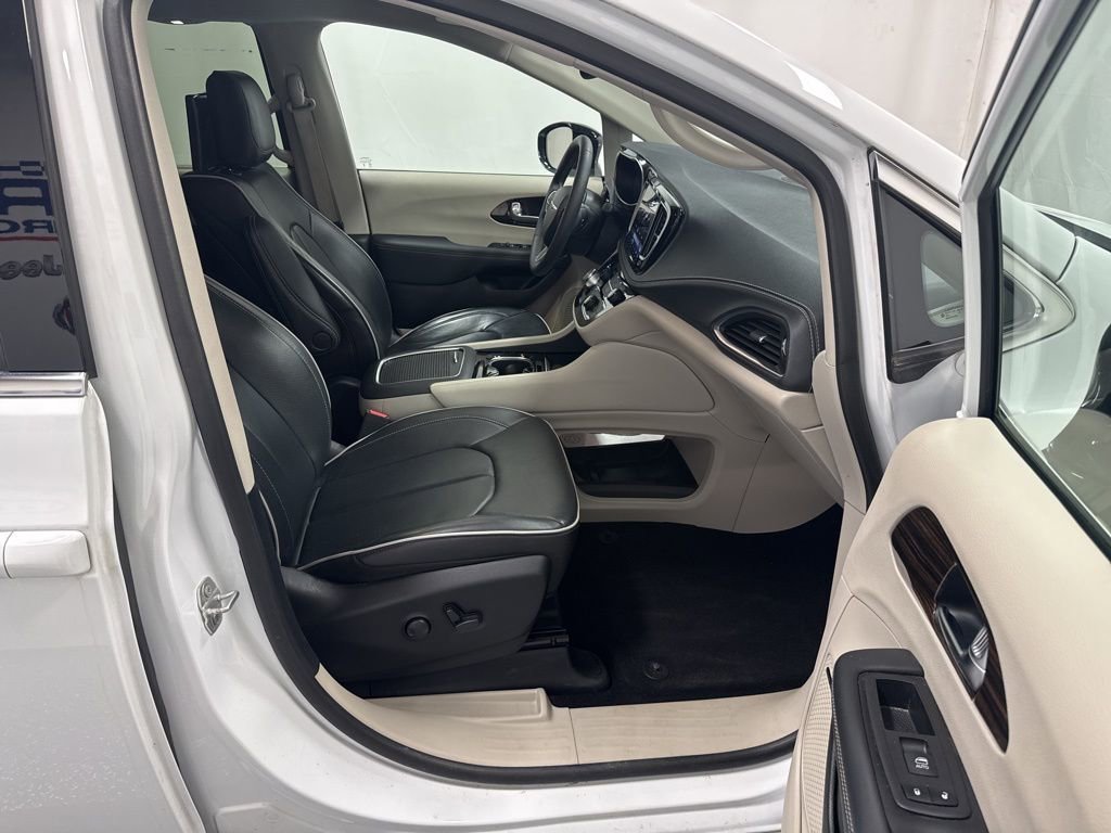 Used 2024 Chrysler Pacifica Limited w/ Uconnect Theater Family Group image 24