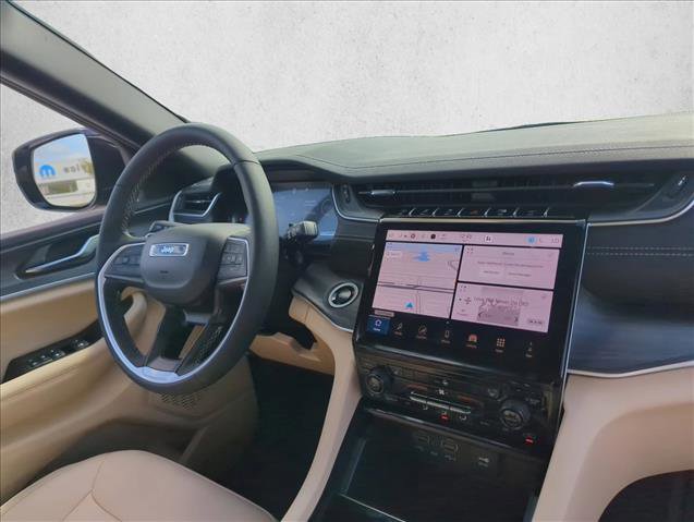 Used 2025 Jeep Grand Cherokee Limited image 23