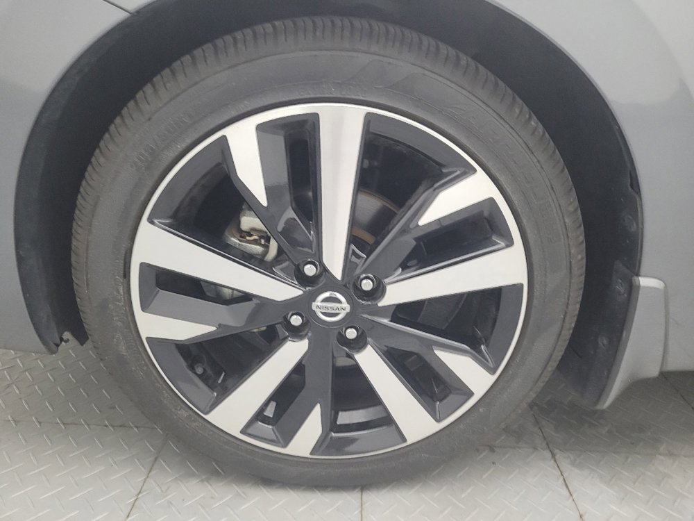 Used 2022 Nissan Versa SR w/ Convenience Package FWD image 31