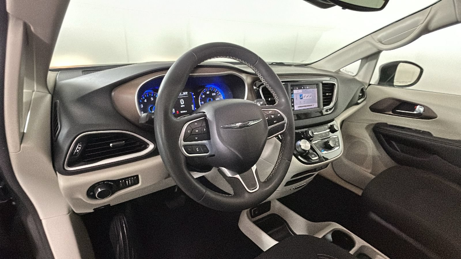 Used 2023 Chrysler Voyager LX FWD image 15