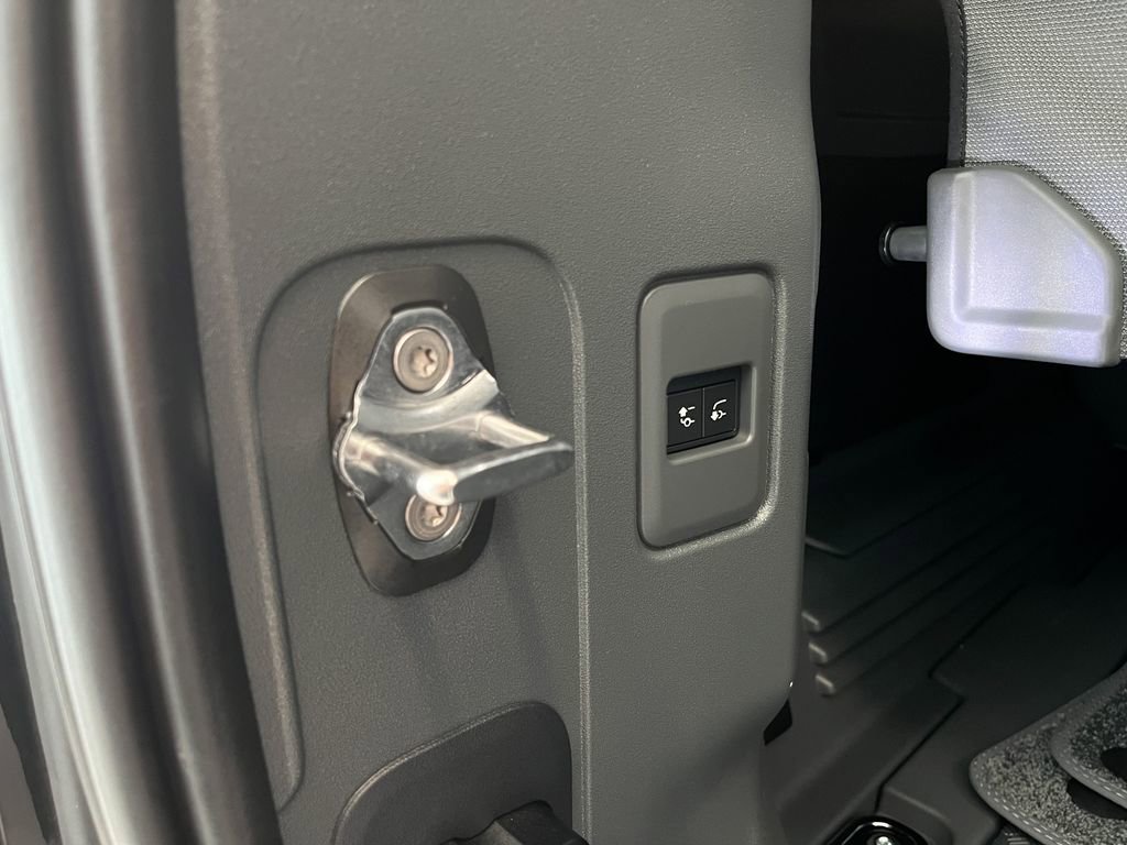 Used 2025 Land Rover Defender 110 S image 35