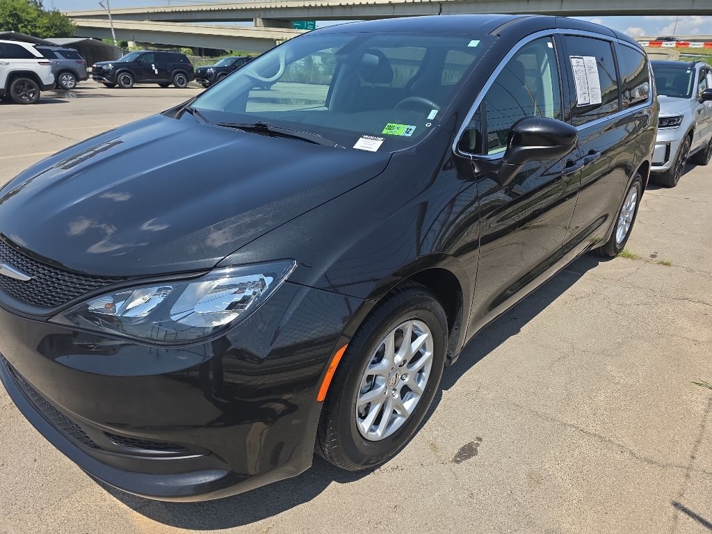 Used 2022 Chrysler Voyager LX FWD image 23