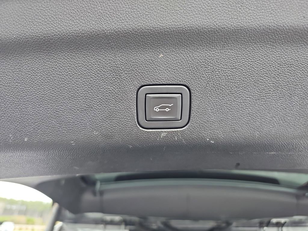 Used 2023 Chevrolet Suburban Premier image 18