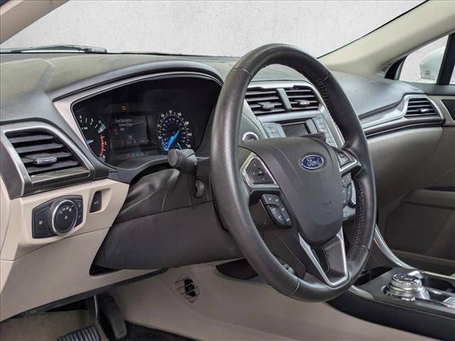 Used 2017 Ford Fusion SE FWD image 3