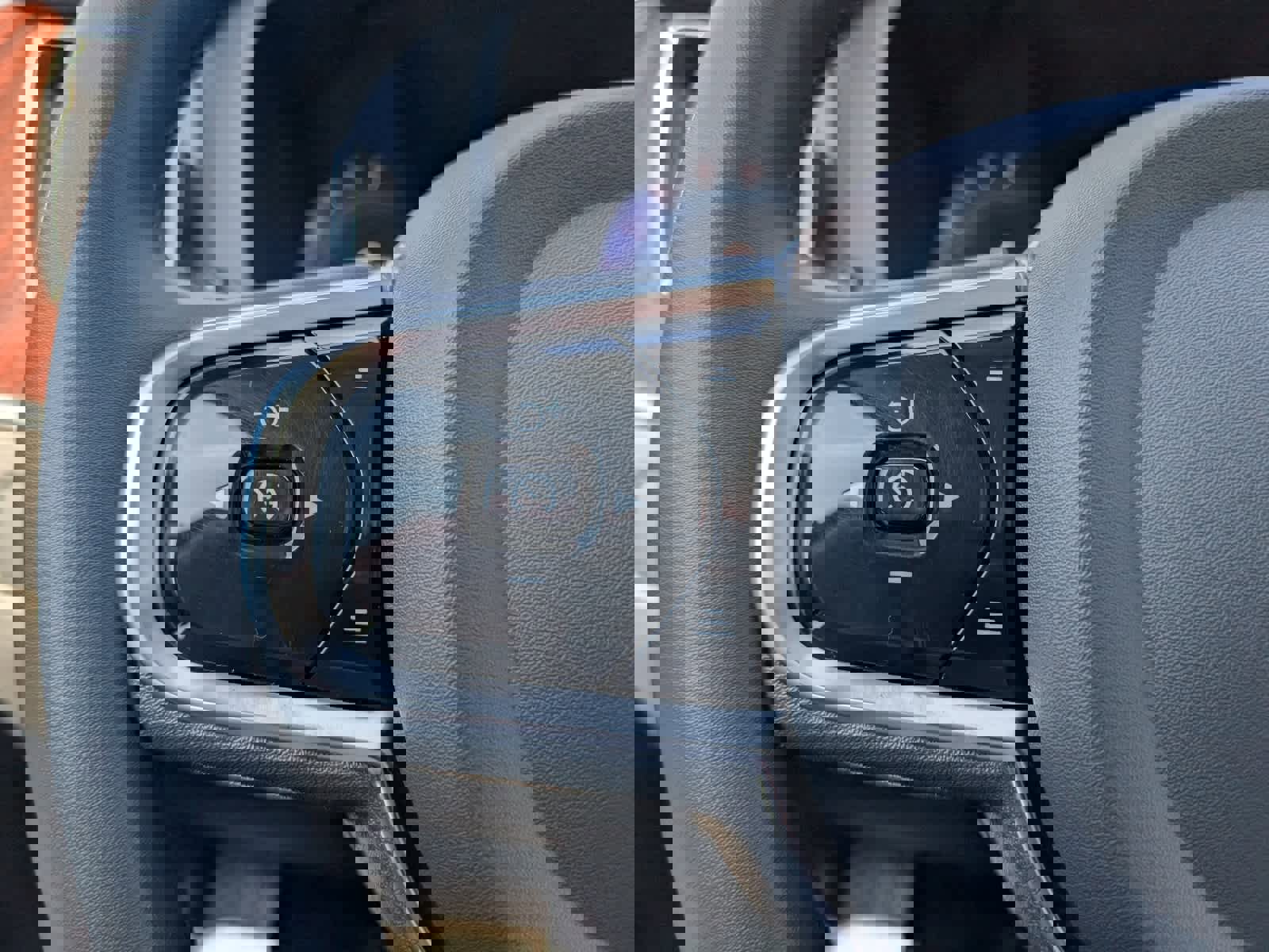 Used 2023 Volvo XC60 B5 Plus image 22