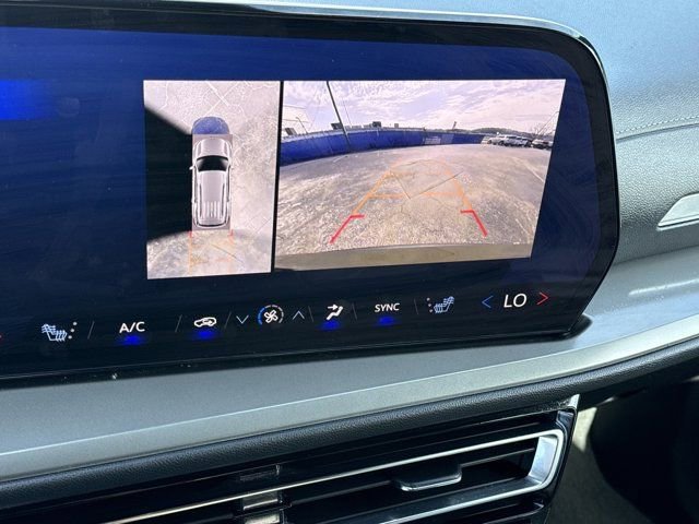 Used 2024 Chevrolet Traverse LT FWD image 28