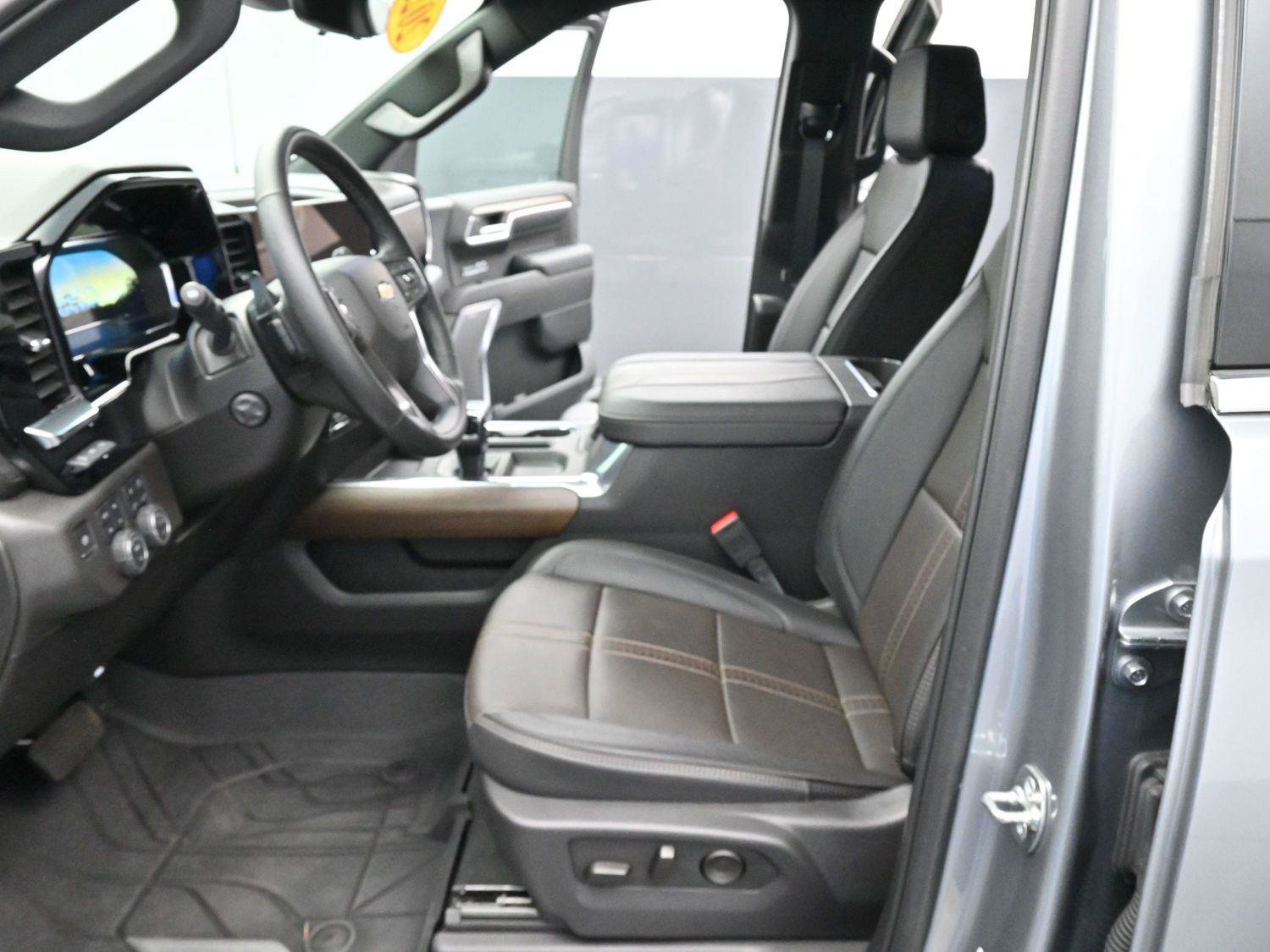 Used 2025 Chevrolet Silverado 1500 High Country w/ Technology Package AWD/4WD image 13