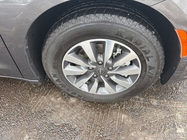 Used 2022 Chrysler Pacifica Touring-L w/ Uconnect Theater Family Group image 44