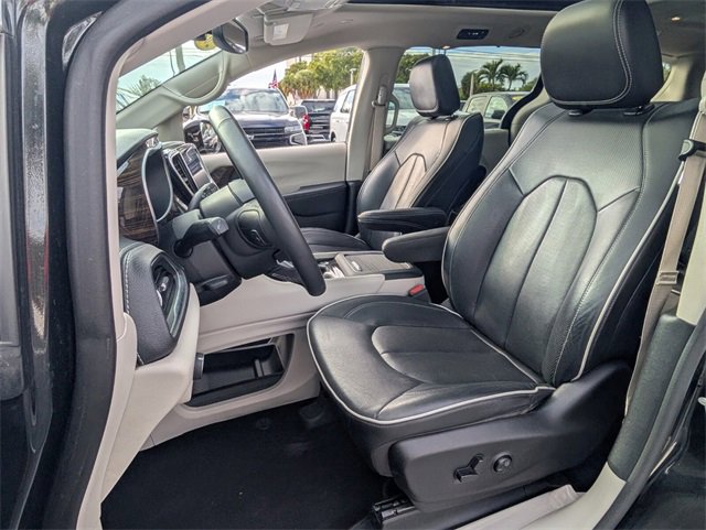 Used 2023 Chrysler Pacifica Limited image 48