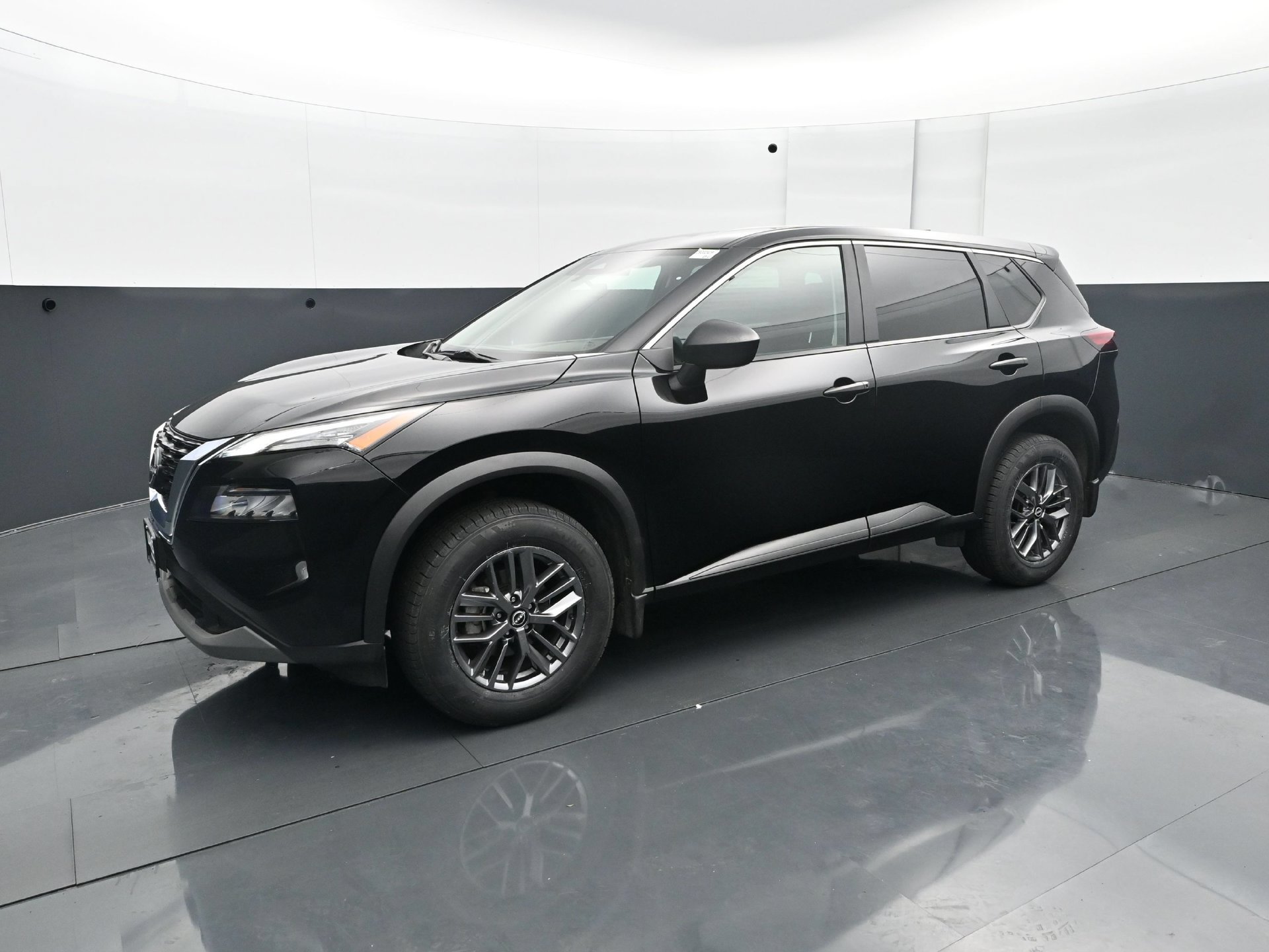 Used 2023 Nissan Rogue S AWD/4WD image 2