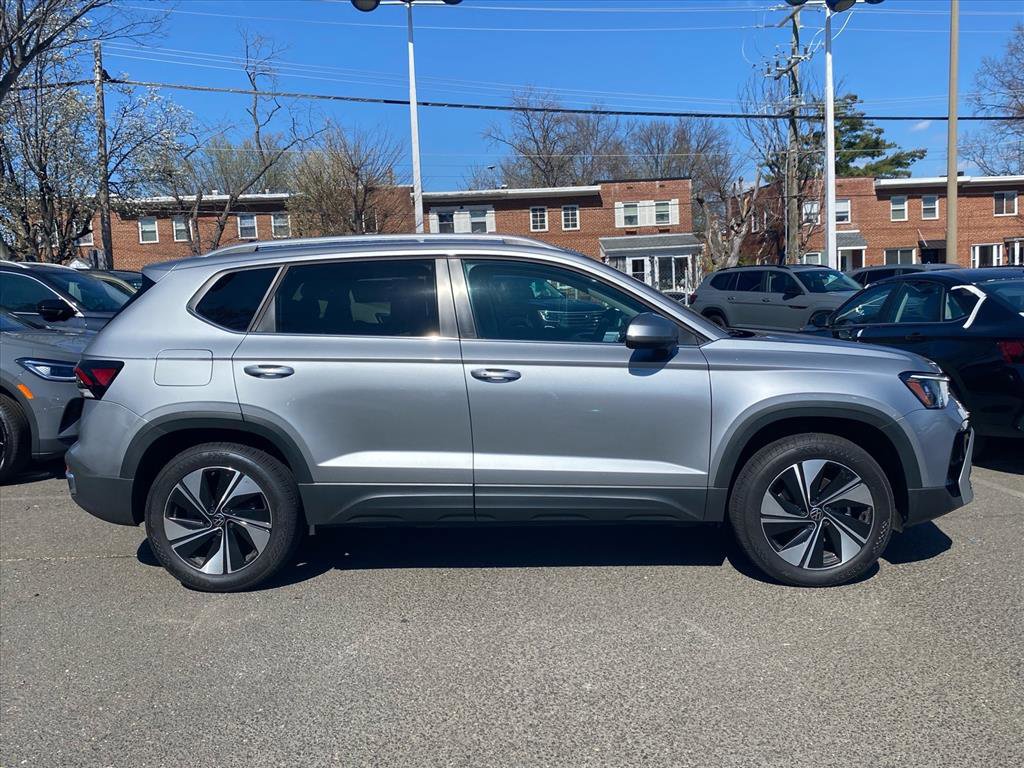 Used 2025 Volkswagen Taos SE AWD/4WD image 2