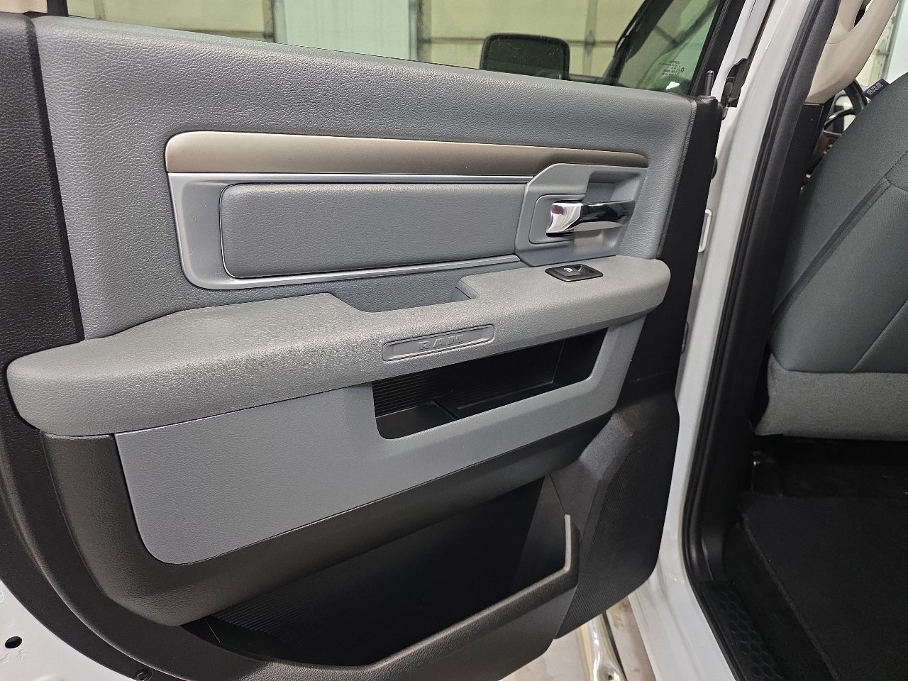 Used 2015 RAM 2500 SLT w/ Luxury Group image 30