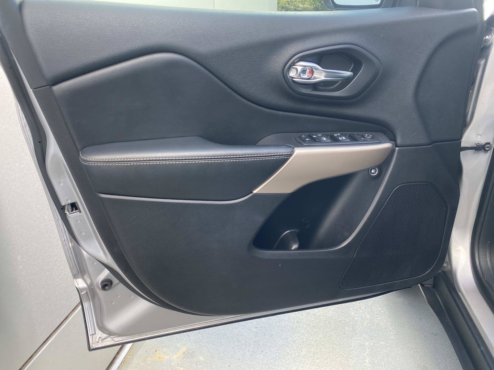 Used 2018 Jeep Cherokee Limited FWD image 16