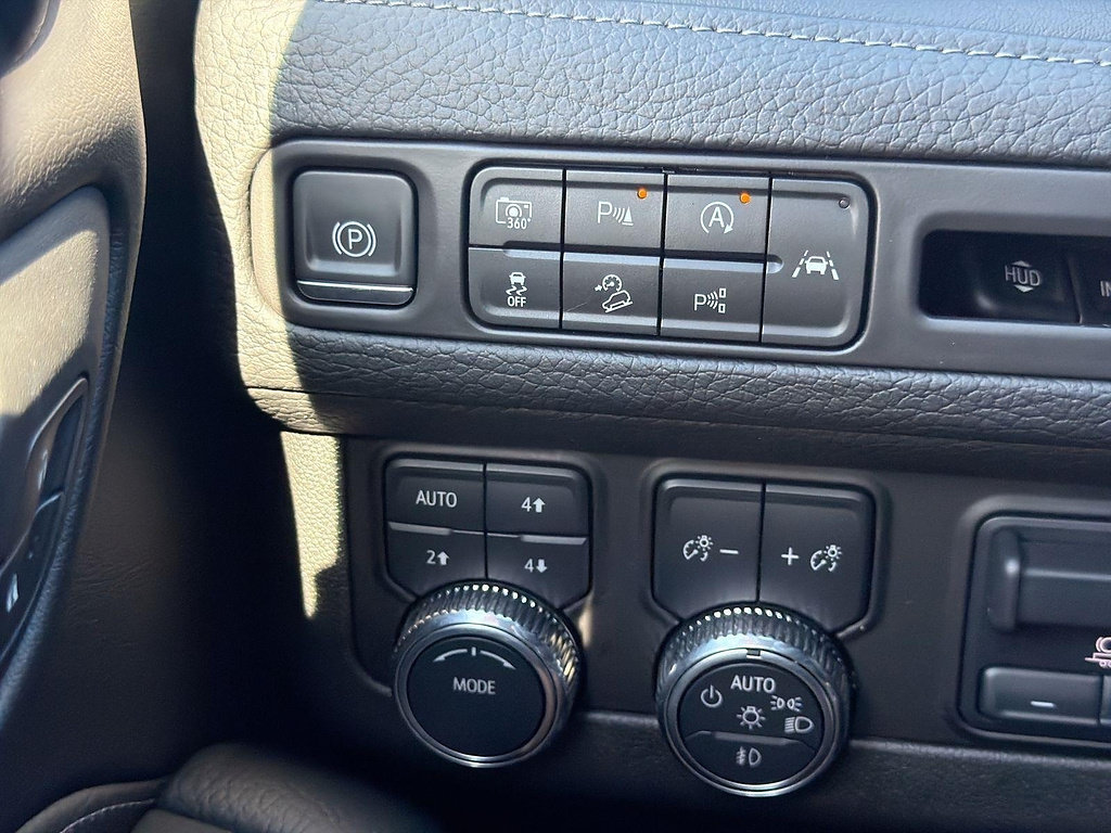 Used 2024 GMC Yukon Denali w/ Advanced Technology Package AWD/4WD image 17