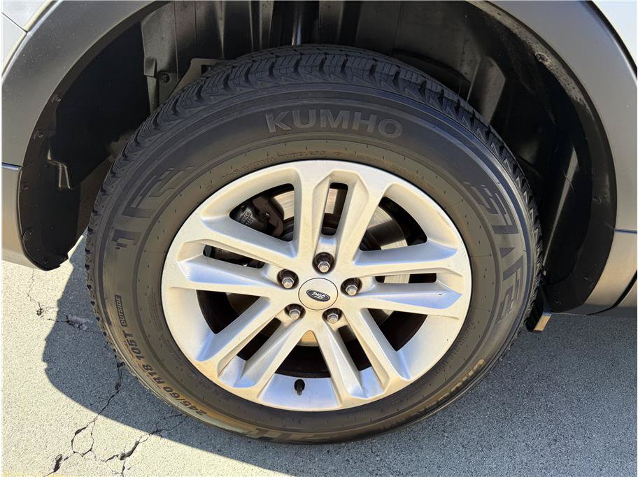 Used 2017 Ford Explorer XLT w/ Equipment Group 201A FWD image 16
