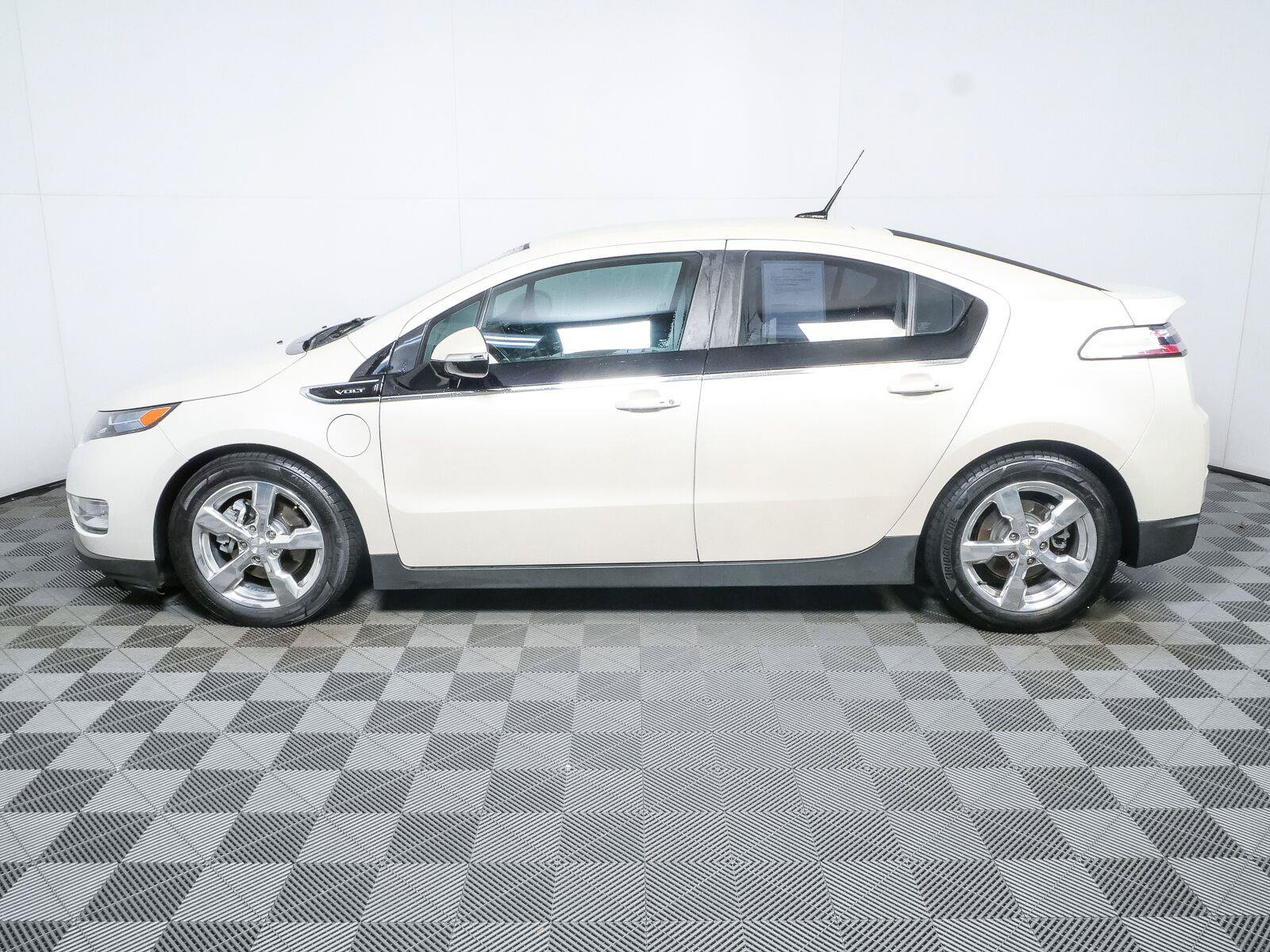 Used 2014 Chevrolet Volt Premium w/ Premium Trim Package FWD image 25