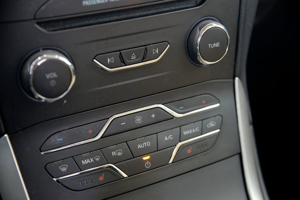 Used 2018 Ford Edge SEL w/ Equipment Group 201A AWD/4WD image 24