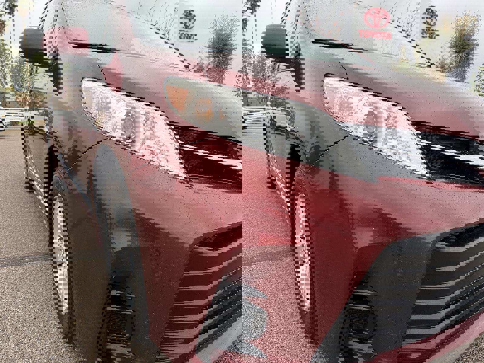 Used 2018 Toyota Sienna LE w/ Carpet Mat Package image 18