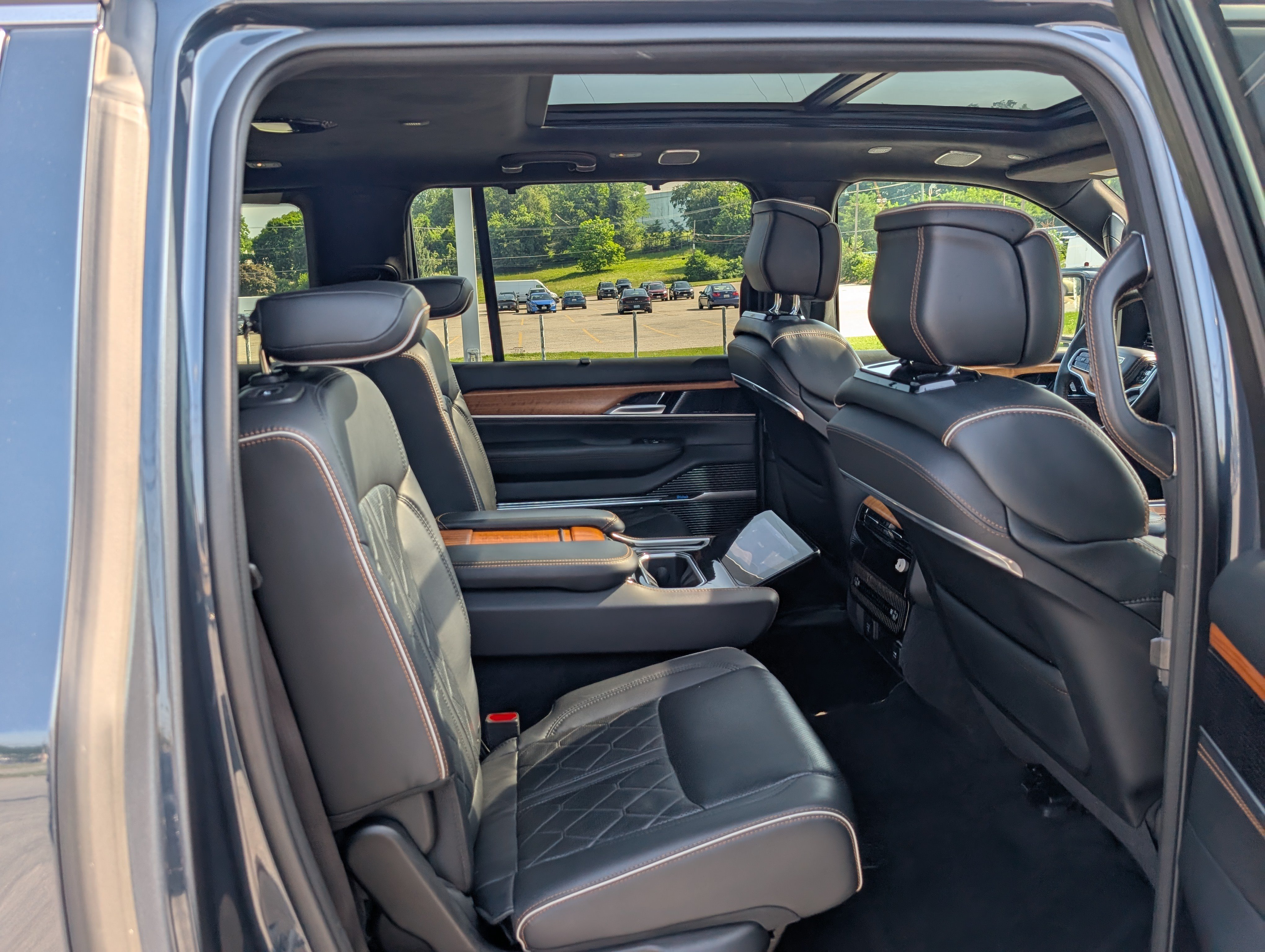 Used 2024 Jeep Grand Wagoneer L Series III AWD/4WD image 11