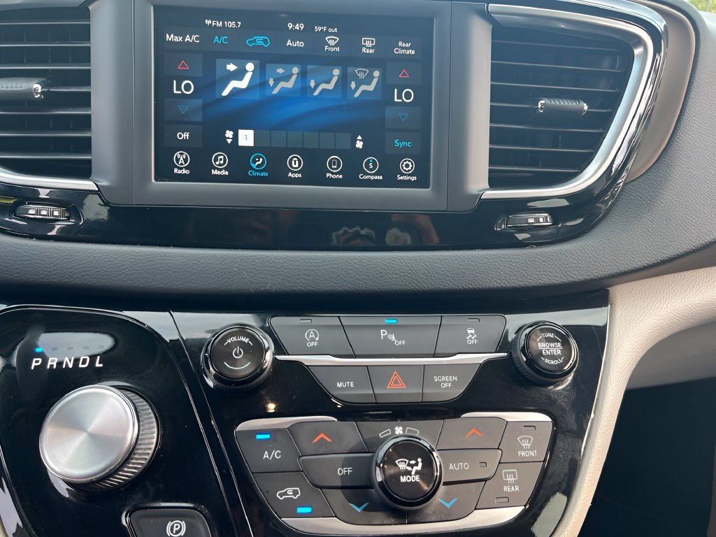 Used 2018 Chrysler Pacifica Touring Plus w/ Tire & Wheel Group FWD image 28