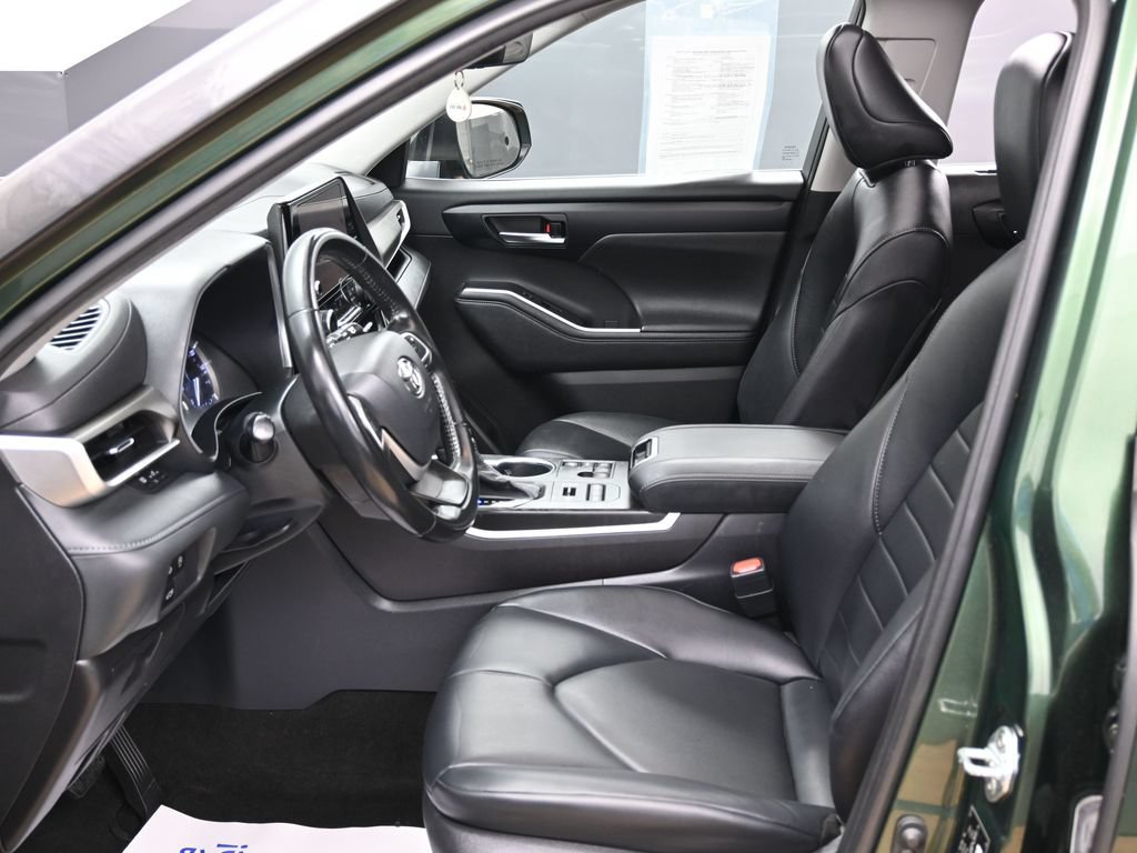 Used 2023 Toyota Highlander XLE AWD/4WD image 18