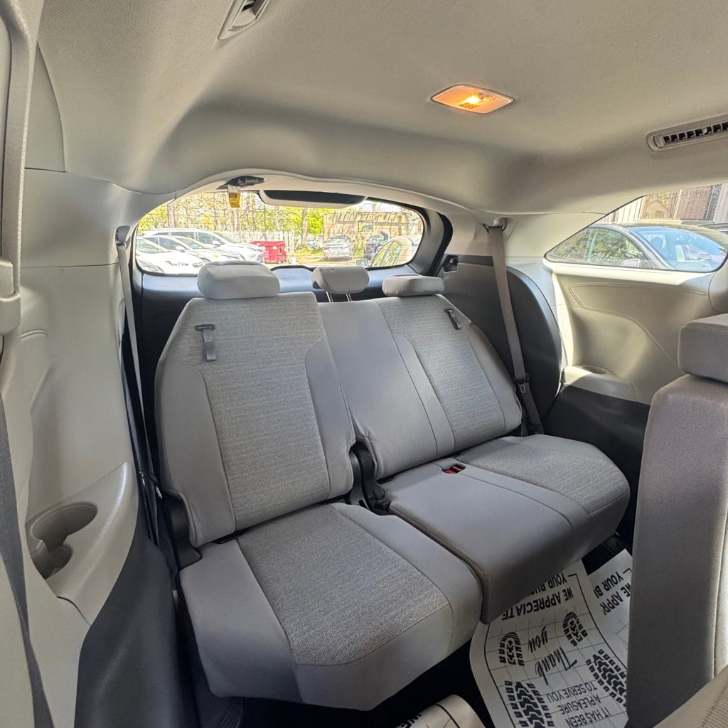 Used 2022 Toyota Sienna LE AWD/4WD image 14