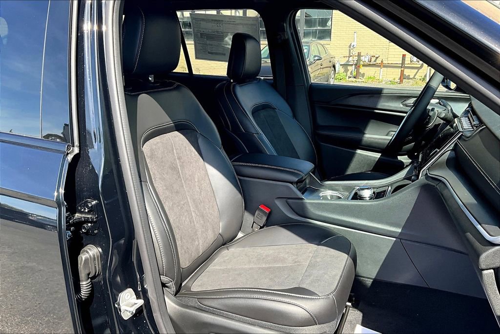 New 2025 Jeep Grand Cherokee Altitude image 8