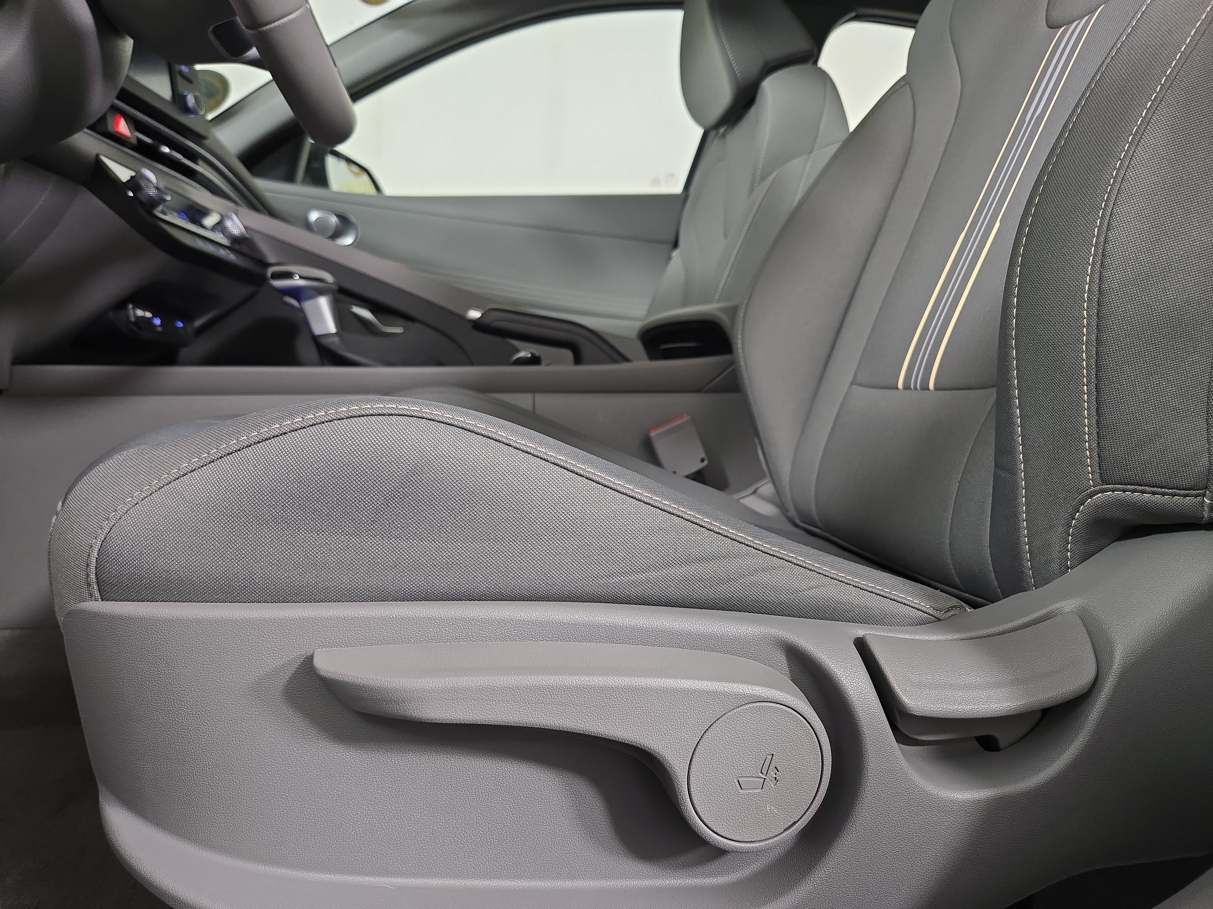 Used 2025 Hyundai Elantra Sport FWD image 29