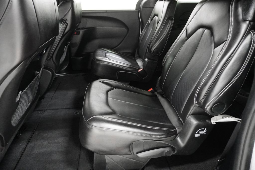 Used 2025 Chrysler Pacifica Select image 11