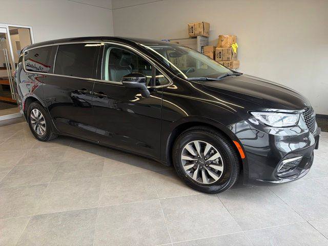 Certified 2023 Chrysler Pacifica Touring-L FWD image 17