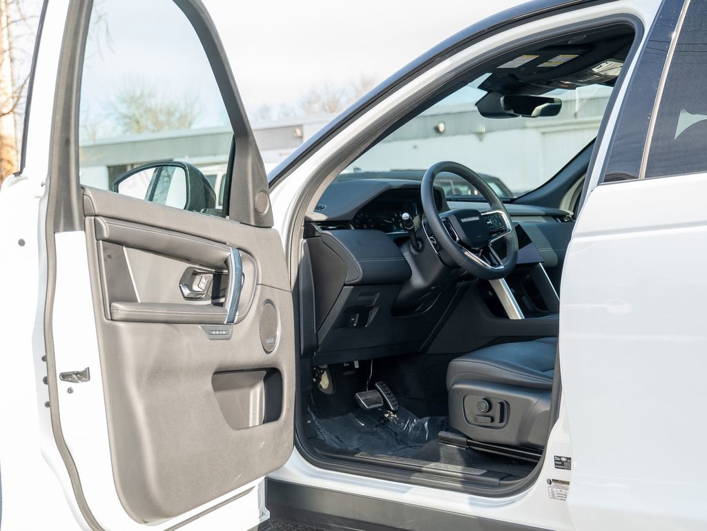 Certified 2025 Land Rover Discovery Sport Dynamic SE AWD/4WD image 11