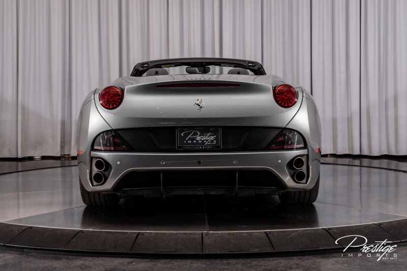 Used 2014 Ferrari California image 21