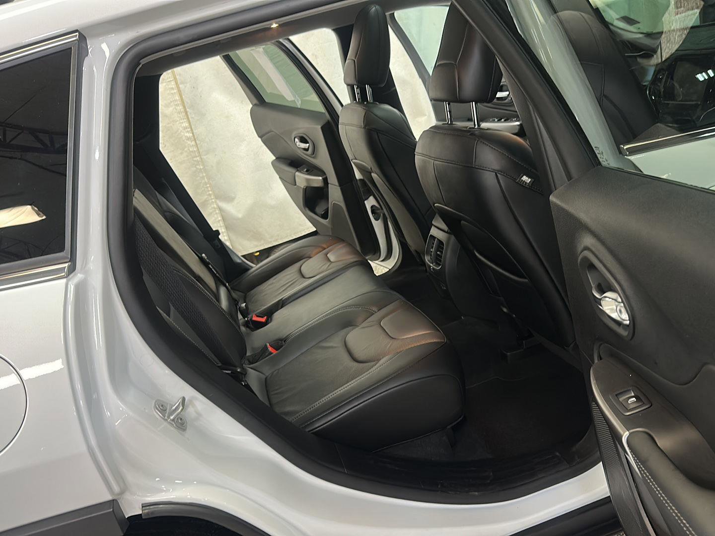Certified 2022 Jeep Cherokee Limited AWD/4WD image 30