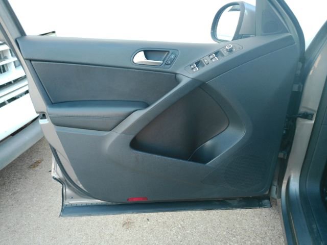 Used 2011 Volkswagen Tiguan SE image 11