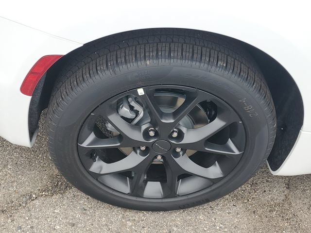 New 2027 Chrysler Pacifica Limited w/ Family Tech Group AWD/4WD image 5