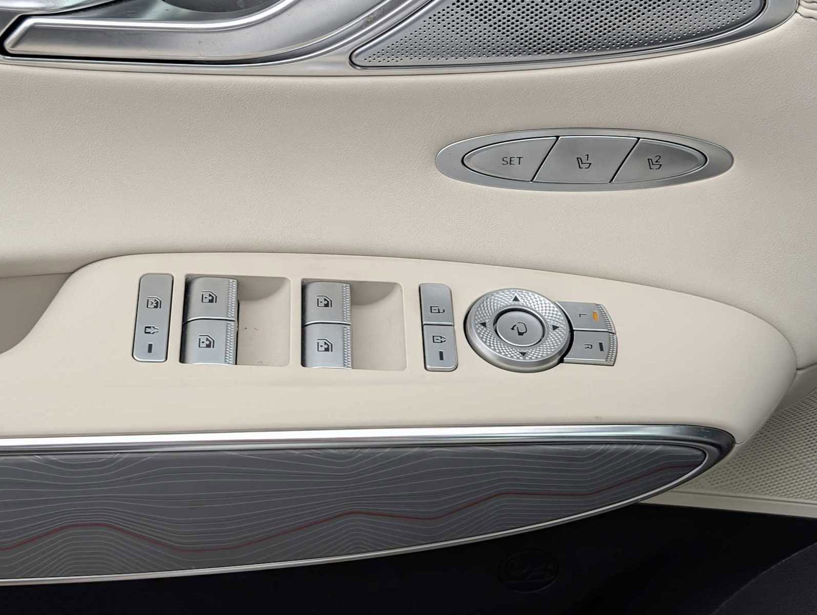 Used 2022 Genesis GV70 2.5T w/ Advanced Package image 29