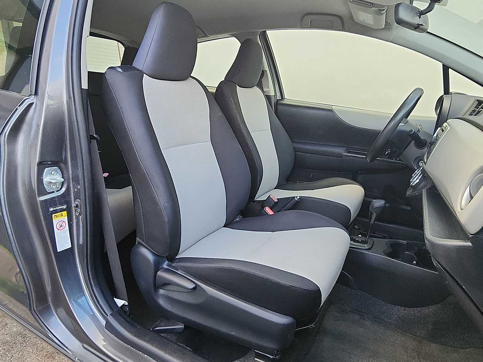 Used 2013 Toyota Yaris L image 25