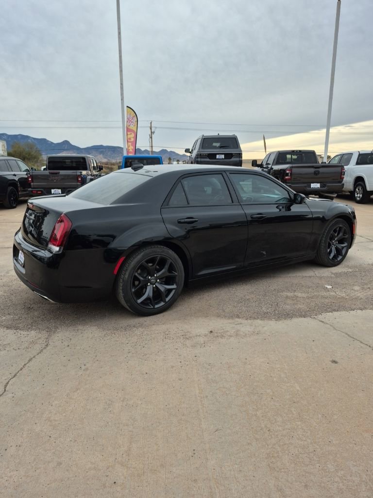 Used 2020 Chrysler 300 Touring w/ Sport Appearance Package image 5